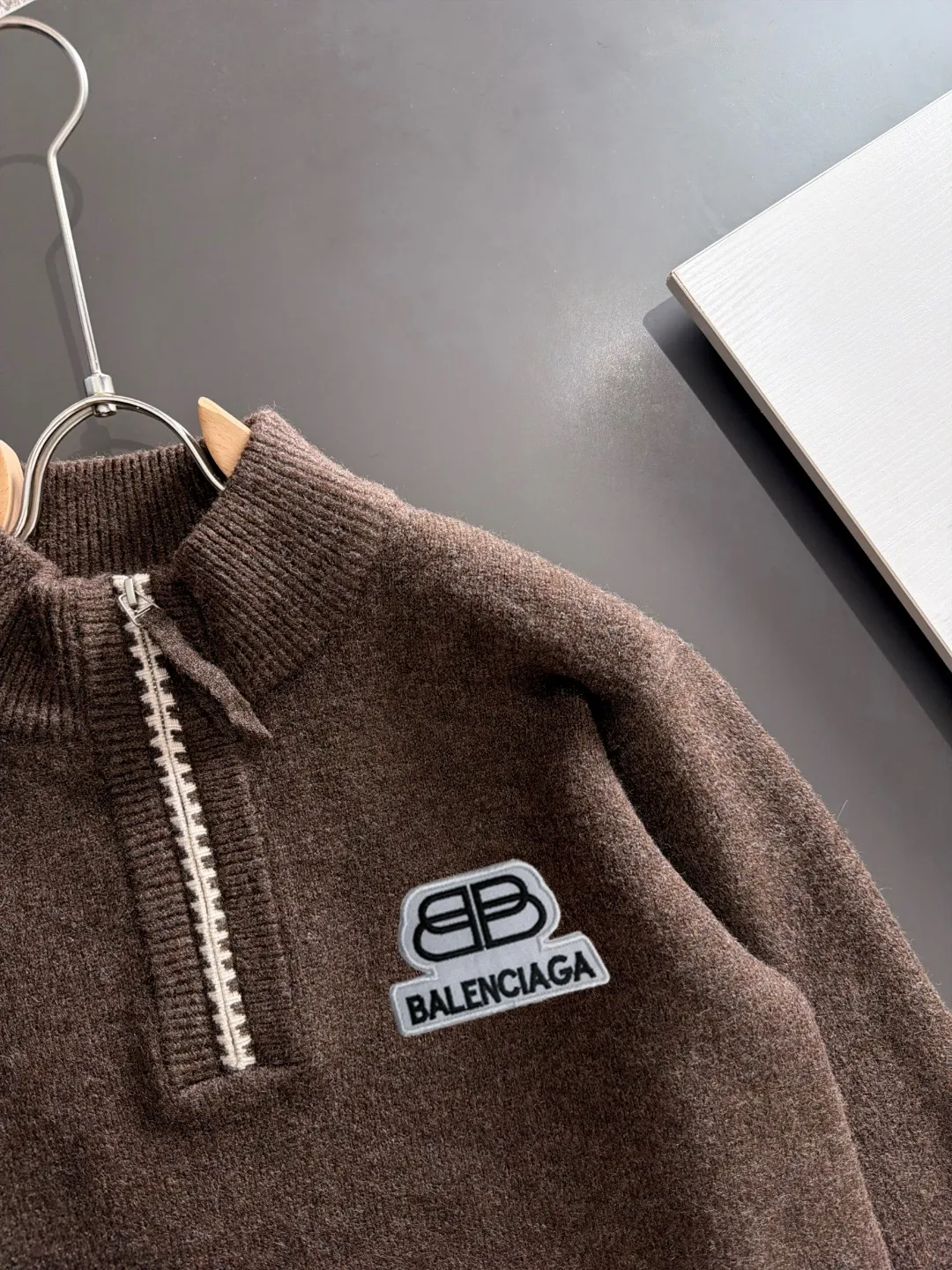 Next day shipping P195 Balenciaga high quality 2026 autumn and winter official website latest sweater, on sale at the same time at the counter Hot Sale! Specially made of wool blended fabric. It feels comfortable and can be directly in contact with the skin. The logo badge is exquisitely embroidered, which is extremely eye-catching! The details highlight the fashionable charm of big brands. Exquisite workmanship. Three-dimensional cutting style. The wearing effect is invincible and handsome! All three standards are complete! Sizes:M-3XL